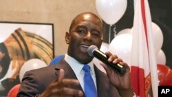 Andrew Gillum berpidato di depan para pendukungnya setelah unggul dalam pemilihan paruh waktu partai Demokrat untuk jabatan gubernur, 28 Agustus 2018, Tallahassee, Florida (foto: AP Foto/Stev Cannon)