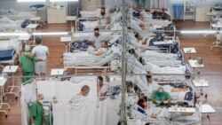 Pacijenti sa CPVID-19 leže u bolnici otvorenoj na sportskom stadionu u mjestu Santo Andre u predgrađu Sao Paola u Brazilu, 4. marta 2021.