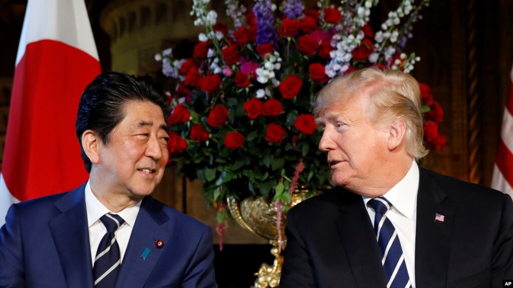 El presidente Donald Trump (derecha) y el primer ministro japonÃ©s Shinzo Abe, conversan durante una reuniÃ³n en Mar-a-Lago, la mansiÃ³n del mandatario estadounidense en Palm Beach, Florida. Abril 17 de 2018.