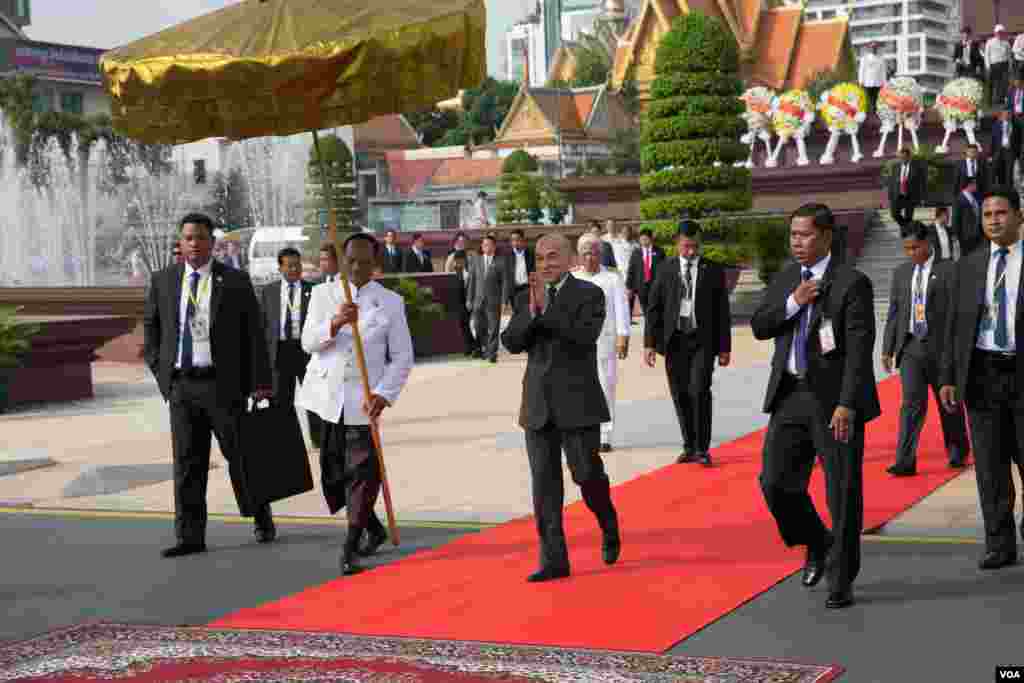 ព្រះមហាក្សត្រខ្មែរព្រះបាទ នរោត្តម សីហមុនី យាងជួបមន្ត្រីរាជការក្នុងទិវាបុណ្យឯករាជ្យជាតិថ្ងៃទី ៩ ខែវិច្ឆិកា ឆ្នាំ២០១៩ នៅរាជធានីភ្នំពេញ។ (ហ៊ុល រស្មី/VOA)