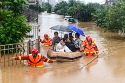 中國江西九江的救援人員正在撤離受洪災影響的災民。（2020年7月8日）