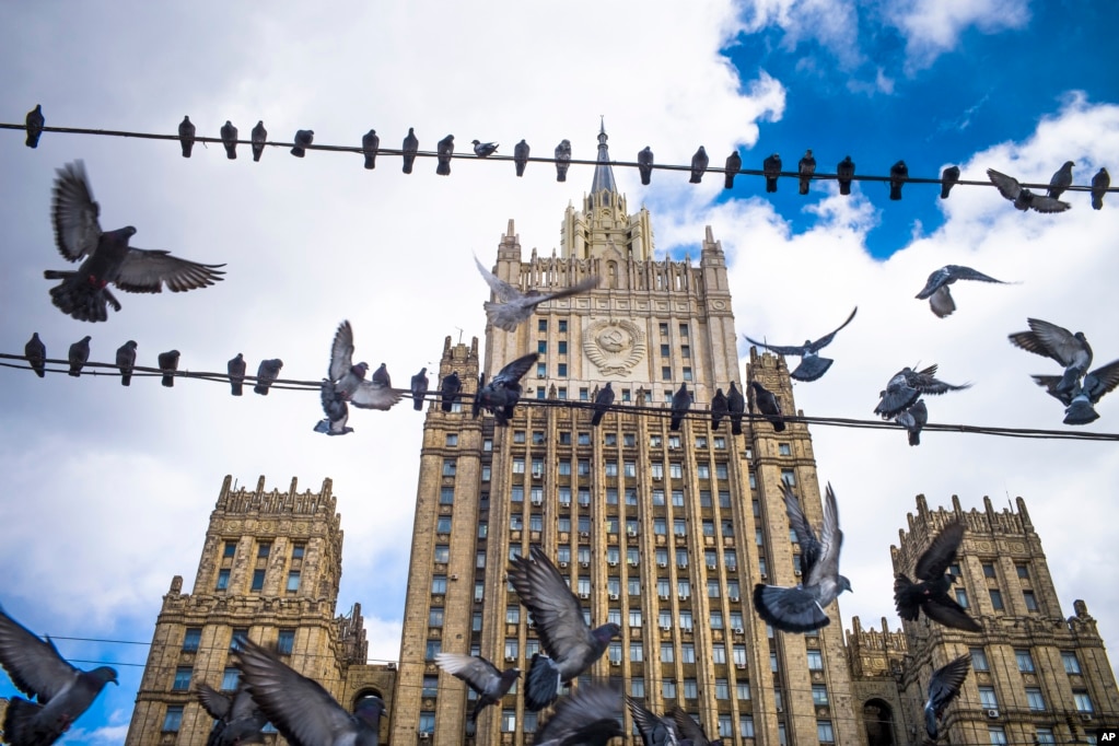 모스크바의 러시아 외교부 앞 전선에 비둘기들이 날아가고 있다.