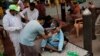 Seorang pria yang kesulitan bernapas sedang dibantu dengan oksigen di kuil Sikh, Gurudwara, di tengah lonjakan kasus virus corona (COVID-19) di Ghaziabad, Senin, 3 Mei 2021. (Foto: Adnan Abidi/Reuters)
