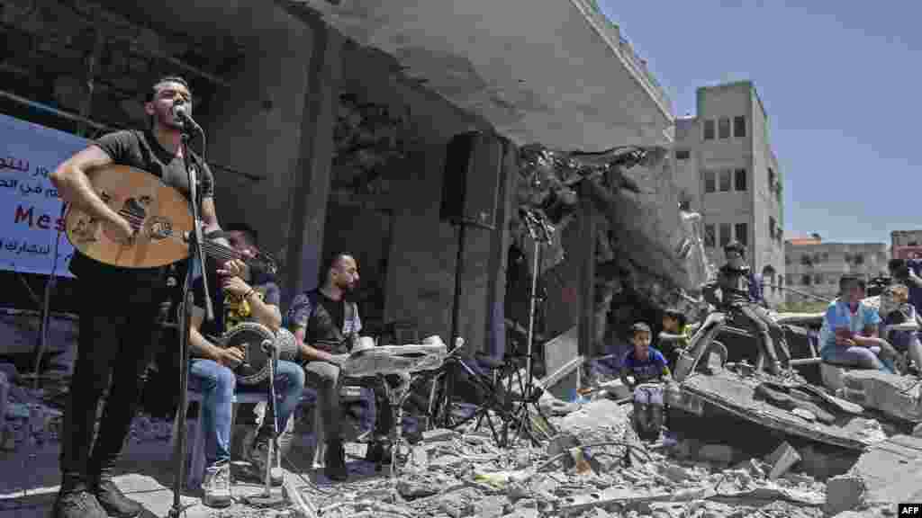 اجرای موسیقی در یکی از خرابه های غزه توسط یک گروه موسیقی&nbsp;