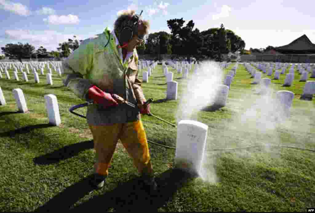Samuel Sweitzer washes grave stones in preparation for Veterans Day at the Golden Gate National Cemetery in San Bruno, Calif. (AP/Paul Sakuma)