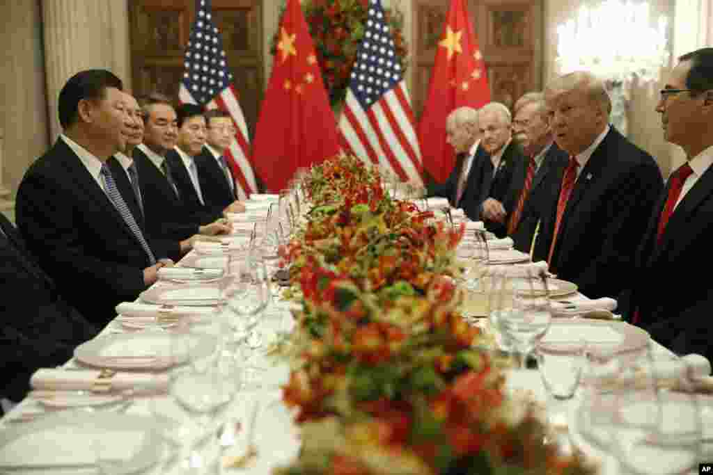 در آخرین ساعت های نشست رهبران گروه ۲۰، پرزیدنت ترامپ و رئیس جمهوری چین نشست دو ساعته&zwnj;ای برگزار کردند که حاصل آن تعلیق موقت افزایش تعرفه های وارداتی آمریکا بود. پرزیدنت ترامپ ۹۰ روز به چین برای کاهش کسری تجاری با آمریکا فرصت داد.
