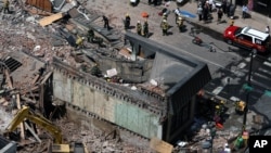 Petugas penyelamatan mencari korban gedung runtuh di Philadelphia. (AP/Jacqueline Larma)