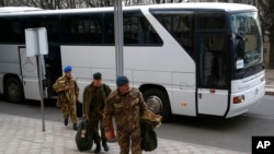 지난 12일, 우크라이나 도네츠크의 한 호텔에 도착한 유럽안보 감시단.