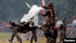 Anggota Kopassus melakukan peragaan bela diri dari Perayaan HUT Kopassus di Jakarta (foto: dok).
