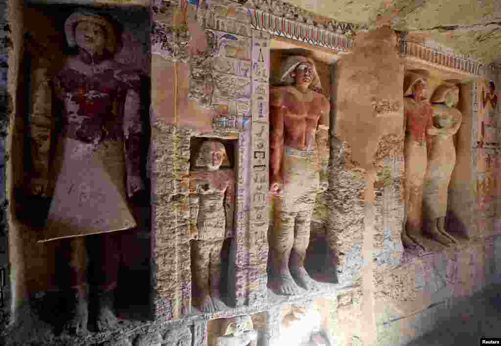 이집트 사카라 유적지에서 최근 발견된 약 4400년 전 만들어진 무덤에서 조각상들이 세워져 있다.&nbsp;