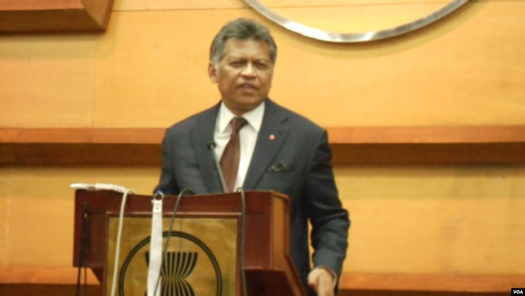 Sekjen ASEAN, Surin Pitsuwan memberikan penjelasan mengenai kunjungan Menlu AS Hillary Clinton, 4/9 (foto: VOA/Alina).