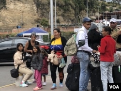 Venezolanos cruzan la frontera entre Ecuador y Colombia
