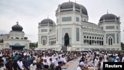 تجمع نمازگزاران در مسجدی در اندونزی در روز عید فطر - ۴ خرداد ۱۳۹۹ 