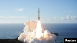 El misil H-2A que lleva la sonda Hope, desarrollado por el Centro Espacial Mohammed Bin Rashid (MBRSC) en los Emiratos Árabes Unidos (EAU), para explorar Marte, se lanza desde la plataforma de lanzamiento en el Centro Espacial Tanegashima en la isla Tanegashima, Japón. .  (Reuters)