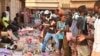 Des habitants sur le marché de Bangui, en Centrafrique, le 23 décembre 2015.