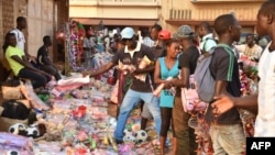 Des habitants sur le marché de Bangui, en Centrafrique, le 23 décembre 2015.