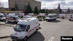 Машины скорой помощи выстроились в очередь перед зданием больницы в Химках во время вспышки коронавируса, Московская область, 11 апреля 2020 года