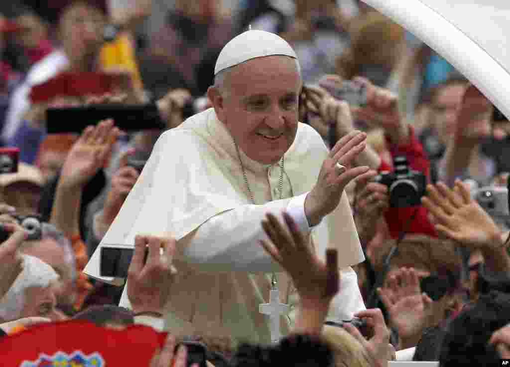 El papa Francisco saluda a la multitud después de la misa.