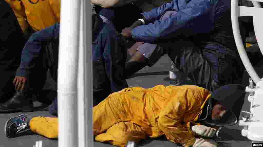 Des immigrants rescapés, se reposent sur le pont du navire de la Garde côtière italienne Bruno Gregoretti à Senglea, le 20 avril 2015.