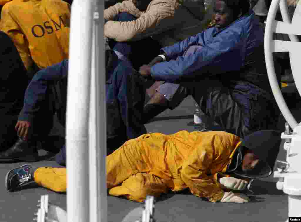 مهاجران نجات يافته در عرشه کشتی گارد ساحلی ایتالیایی موسوم به &laquo;برونو گرگورتی&raquo; دراز می&zwnj;کشند - ۳۱ فروردين ۱۳۹۴ (۲۰ آوريل ۲۰۱۵)