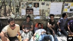 Iranian refugees sit at the site of a hunger strike to demand that Greek authorities process the asylum applications of Iranian immigrants in the country,outside the UN refugee agency's offices in Athens (File Photo - 19 Aug 2010)