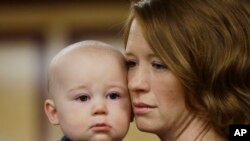 Dženifer Vonakot, sa 8-mesečnim sinom Gevinom, učestvuje na pres konferenciji održanoj kako bi se podržao predlog zakona o obaveznoj vakcinacijie školske dece u Sakramentu u Kaliforniji, 4. februara 2015.