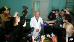 Anatoliy Kalinichenko, médecin-chef adjoint de l'hôpital de soins intensifs d'Omsk où est hospitalisé Alexei Navalny, s'adresse aux médias à Omsk, en Russie, le jeudi 20 août 2020. (AP Photo/Evgeniy Sofiychuk)