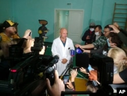 Dkt Anatoly Kalinichenko wa Hospitali No. 1 katika mji wa Omsk, Russia akizungmza na waandishi wa havari.