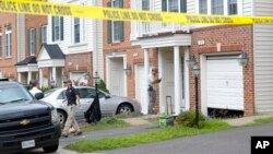Penyelidik AS mengumpulkan barang bukti di rumah Nicholas Young, polisi kereta api AS di Fairfax, Virginia, Rabu (3/8). 