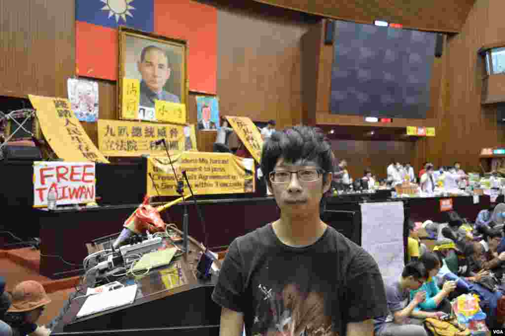 A student occupying the legislature in Taipei told VOA his mother is worried that he is in the building, March 20, 2014. (Xiaobei Zhang/VOA)