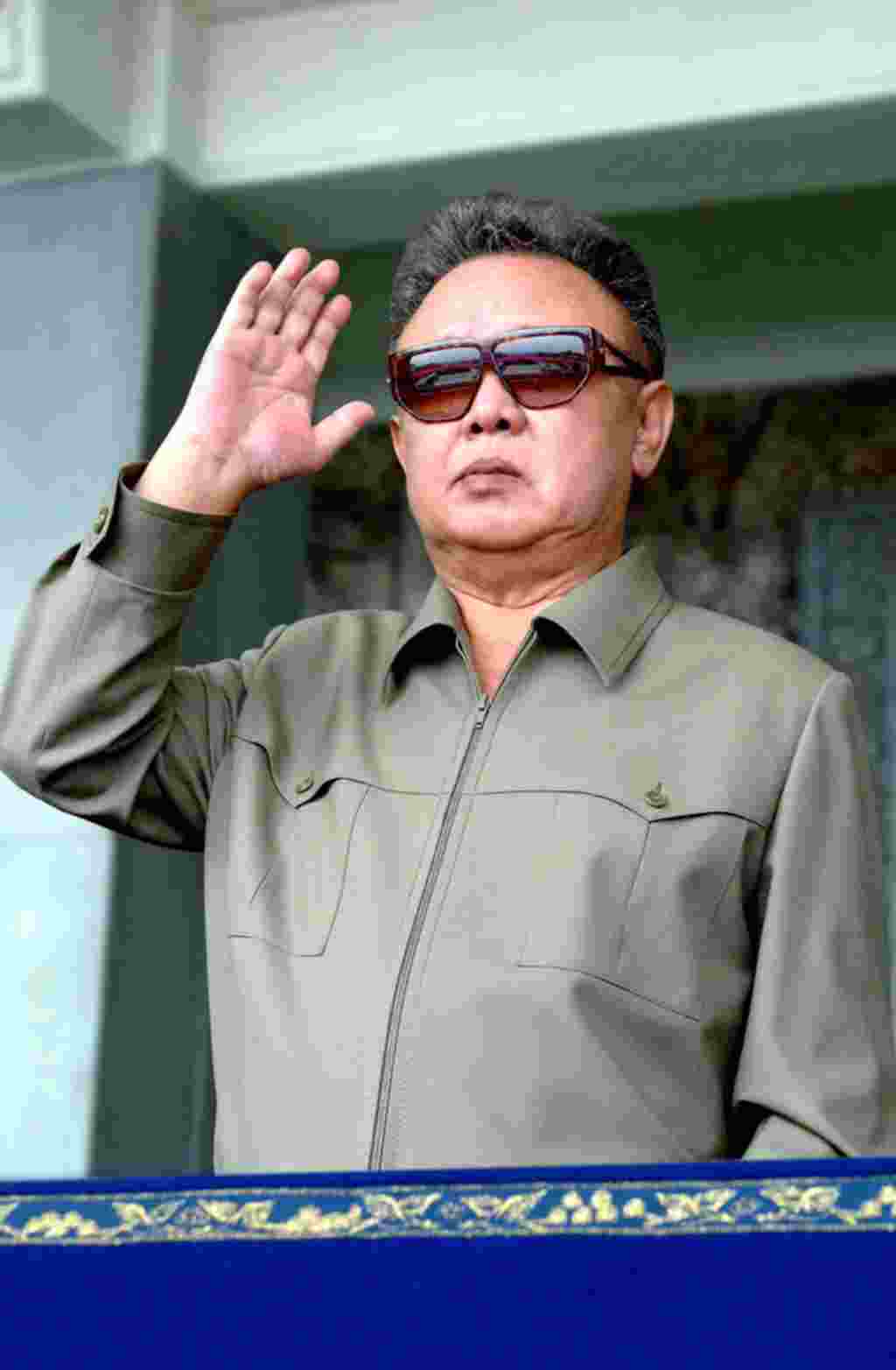 Pemimpin Korea Utara Kim Jong Il dalam sebuah parade militer merayakan HUT Korea Utara ke-63, 9 September 2011 (foto: AFP).