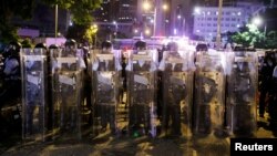 2019年7月2日在抗议者冲进香港立法会后，香港防暴警察在立法会外街道进行清场行动。