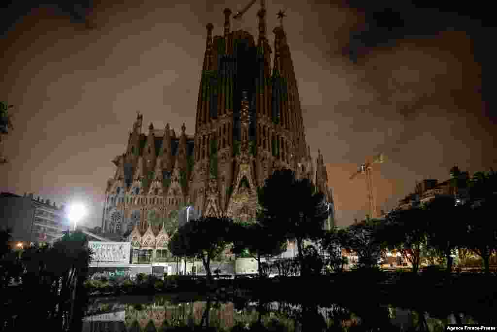 The Sagrada Familia basilica in Barcelona, on the night of December 23 to December 24, 2021, as Spain&#39;s Catalonia reimposes a night-time curfew, closes nightclubs and limits social gatherings to fight a record surge in Covid-19 infections.