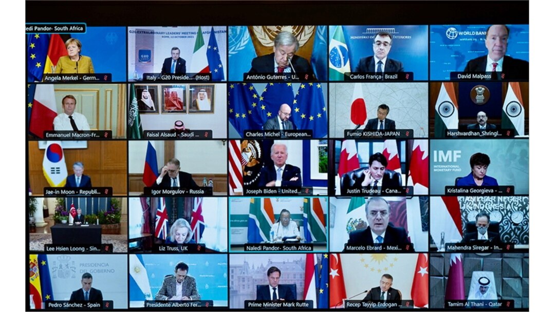 Sebuah layar menampilkan para pemimpin internasional saat mereka melakukan pertemuan luar biasa para pemimpin G20 yang membahas tentang Afghanistan secara virtual, 12 Oktober 2021. (Foto: Filippo Attili/Palazzo Chigi Press Office via REUTERS)