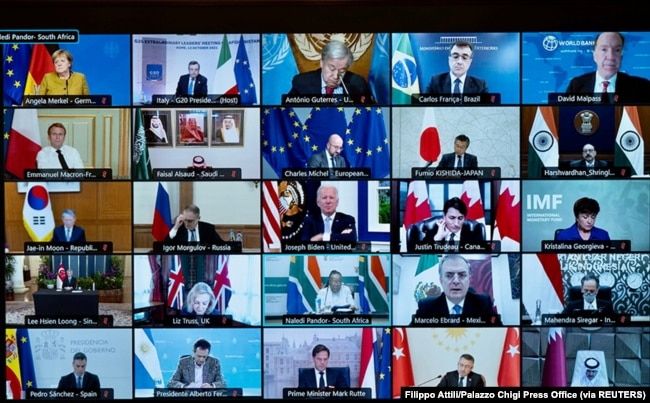 Sebuah layar menampilkan para pemimpin internasional saat mereka melakukan pertemuan luar biasa para pemimpin G20 yang membahas tentang Afghanistan secara virtual, 12 Oktober 2021. (Foto: Filippo Attili/Palazzo Chigi Press Office via REUTERS)