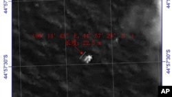 중국이 지난 18일 촬영한 위성사진에 실종 여객기 잔해로 추정되는 물체가 보인다.