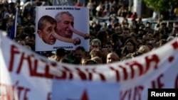 Para demonstran menuntut pengunduran diri Presiden Zeman dan pemecatan Menkeu Babis dalam aksi protes di Praha, Rabu (10/5).