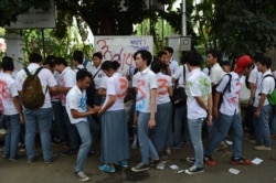 Siswa SMA Negeri 3 Jakarta merayakan kelulusan mereka dengan saling menorehkan tanda tangan atau grafiti di seragam sekolah mereka, 16 April 2014. (AFP)