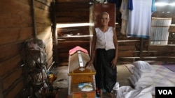 Seang Kheun, 73, a resident of Thmey village, about 70 kilometers from Kampong Thom town, was given a gift of a coffin early this month. (Sun Narin/VOA Khmer)