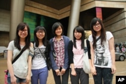 香港中学女生们希望北京不要剪片太多