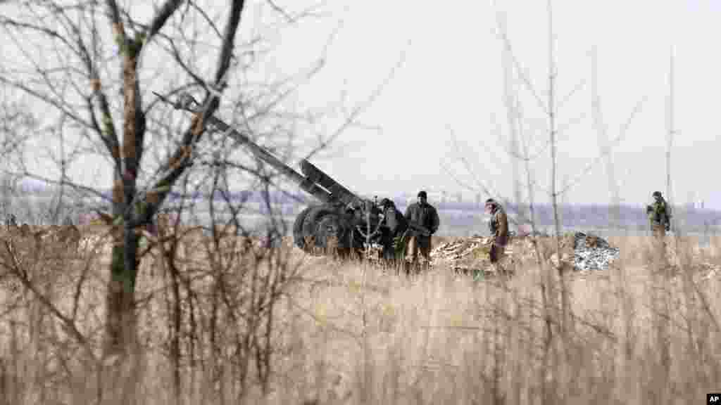 Ukrainian artillery is at a position outside of the village of Luhanske, some 20 kilometers (14 miles) north of Debaltseve, Ukraine, Tuesday, Feb. 17, 2015.