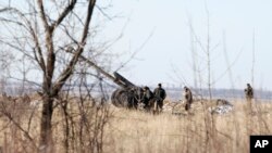 Unit artileri Ukraina di luar desa Luhanske, sekitar 20 kilometer dari utara Debaltseve, Ukraina (17/2). (AP/Petr David Josek)