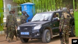 Des éléments des Forces pour la Défenses du Kenya (KDF) montent la garde à l'entrée de l'université de Garissa après l'attaque du 1er avril 2015.