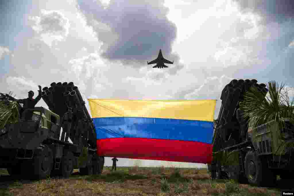 Jet tempur buatan Rusia, Sukhoi Su-30MKV milik AU Venezuela terbang di atas bendera Venezuela yang diikat di peluncur rudal, di sela-sela latihan militer &quot;Escudo Soberano 2015&quot; (Sovereign Shield 2015) di San Carlos del Meta di negara bagian Apure, 15 April 2015.