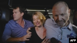 Nhà báo Tara Brown (giữa) và nhà sản xuất Stephen Rice (phải) về đến phi trường Sydney ngày 21/4/2016, sau khi được bảo lãnh tại ngoại khỏi nhà tù ở Beruit. 