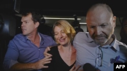 Presenter televisi Tara Brown (tengah) dan producer Stephen Rice (kanan) di bandara Sydney, 21 April 2016 (Foto: dok).