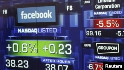 Saham Facebook menunjukkan angka 38,23 dolar saat bel menandai penutupan penjualan lantai bursa NASDAQ di New York, Jum'at (18/5).