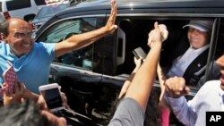 지난 23일 미국 텍사스 주 라르도에서 부동산 재벌인 도널드 트럼프 공화당 경선 후보가 지지자들의 환영을 받고 있다.