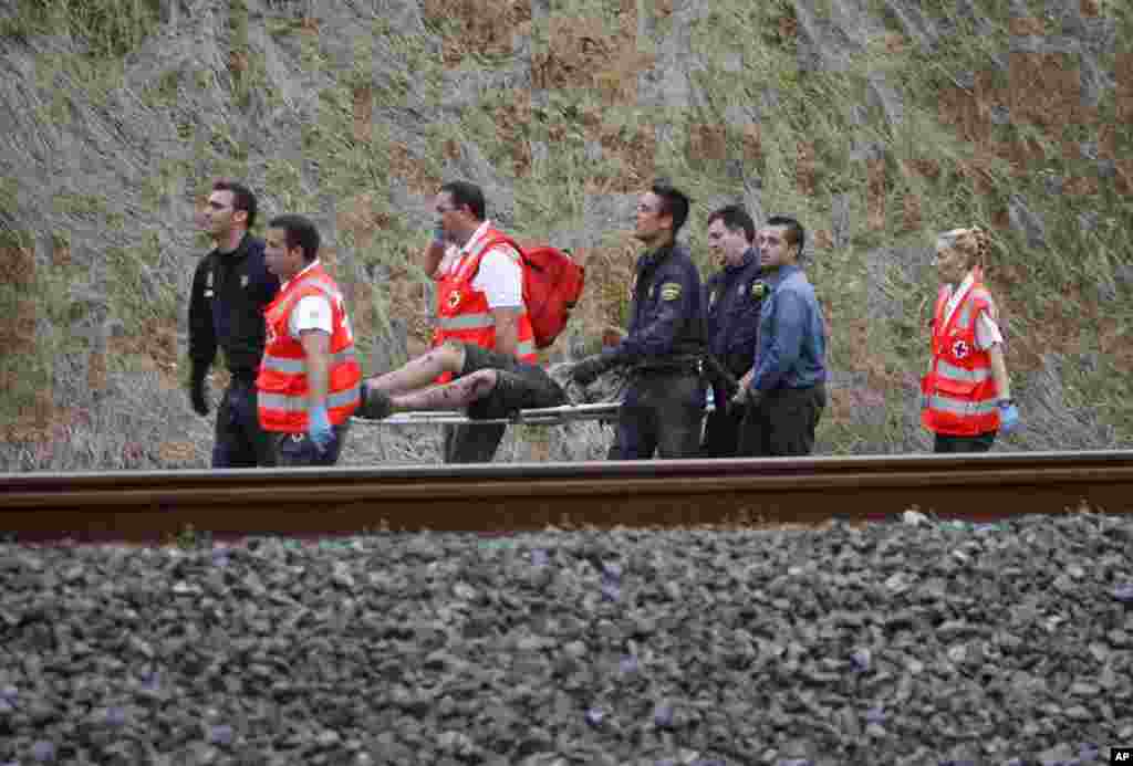 Uno de los heridos es transportado hacia las ambulancias por los rescatistas en Santiago de Compostela.