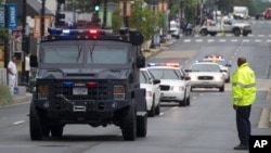 裝甲車和警車開往位於首都華盛頓的海軍造船廠槍擊案現場。